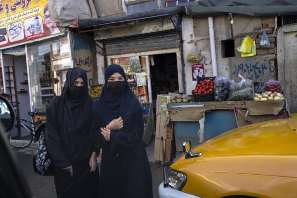 From file: Women walk in a street market in Kabul in 2023. Since the Taliban took over, most foreign states closed down their diplomatic presences in the country | Photo: Rodrigo Abd  /AP