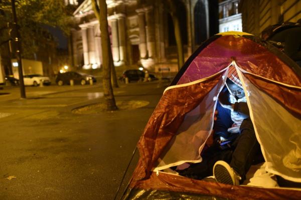 Young people prepare to spend the night in their tent, Place Saint-Gervais, in Paris. They fear being forcibly moved out by the police | Photo: Mehdi Chebil