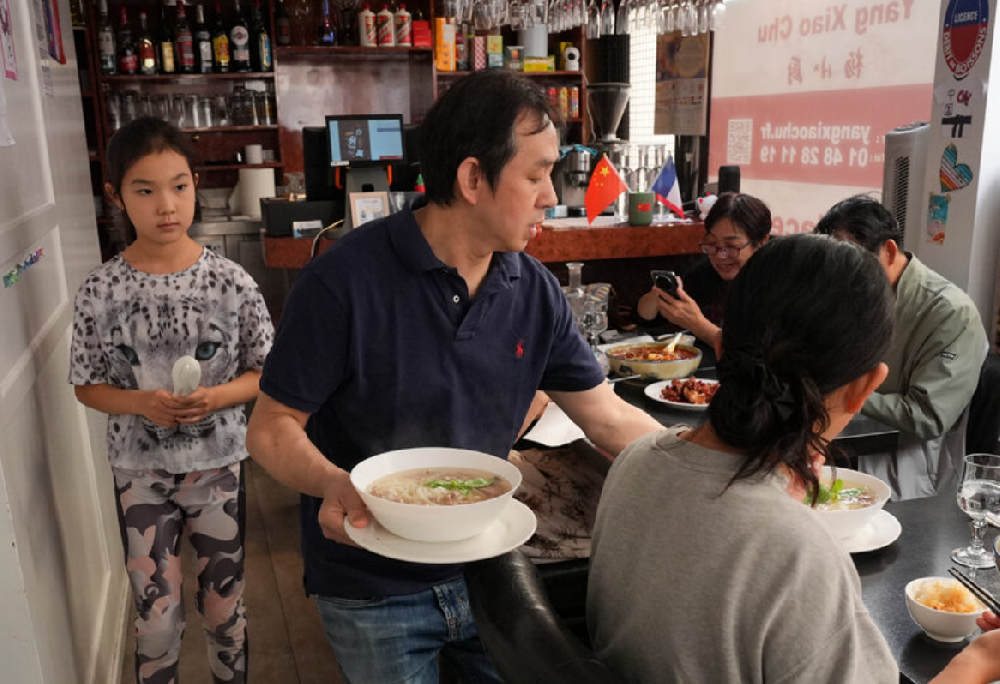 当巴黎一间小小中餐馆内挤满乒乓球奥运冠军