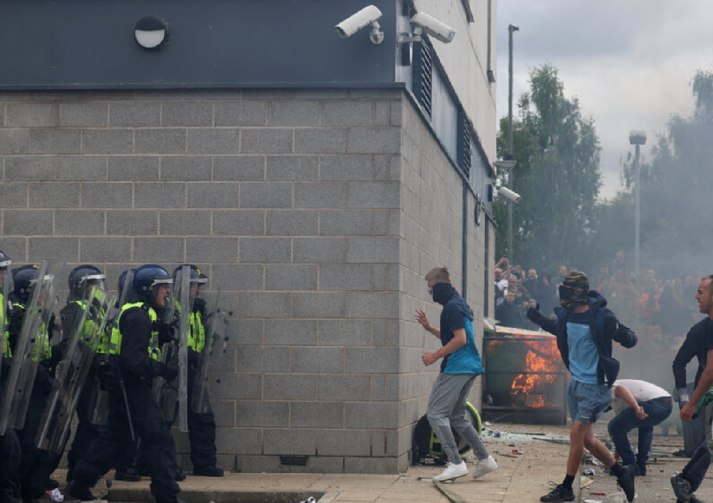 关于英国各地爆发的暴力骚乱，目前我们所知的