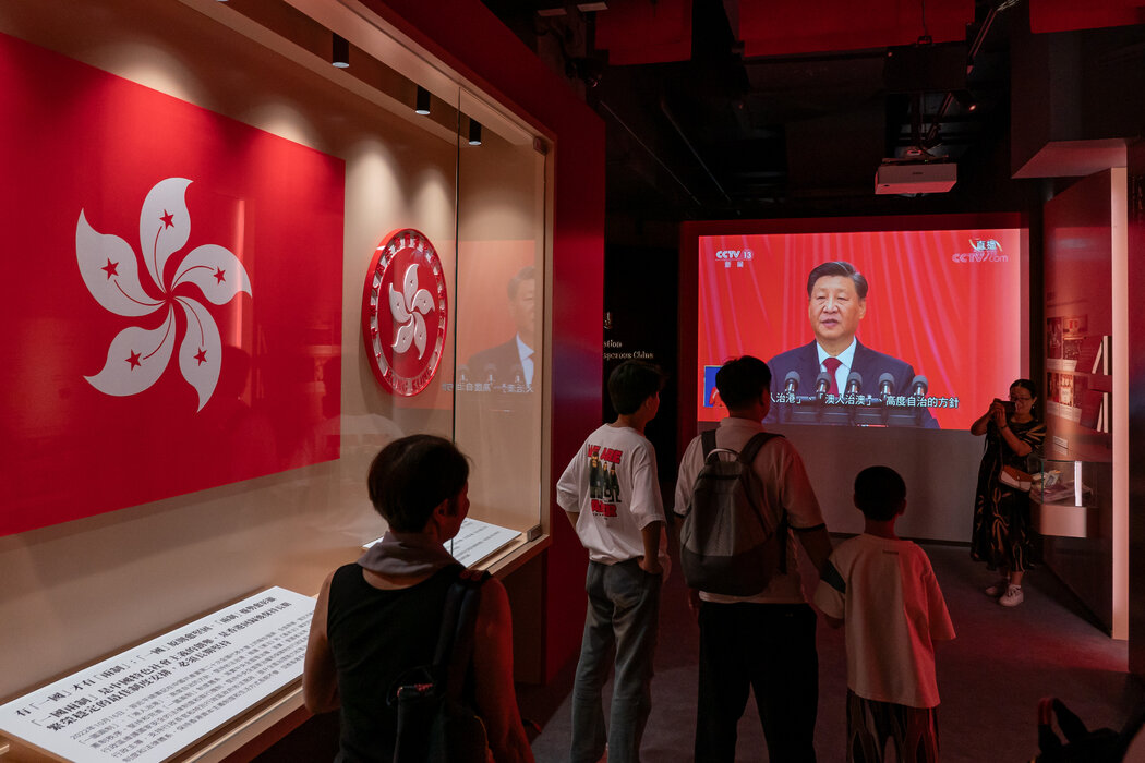 展览中的一段视频展示了中国最高领导人习近平的形象，该视频强调了中国共产党通过国家安全法为香港人提供社会稳定的说法。