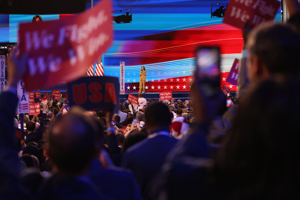 贺锦丽出人意料地在芝加哥民主党全国大会第一晚露面。