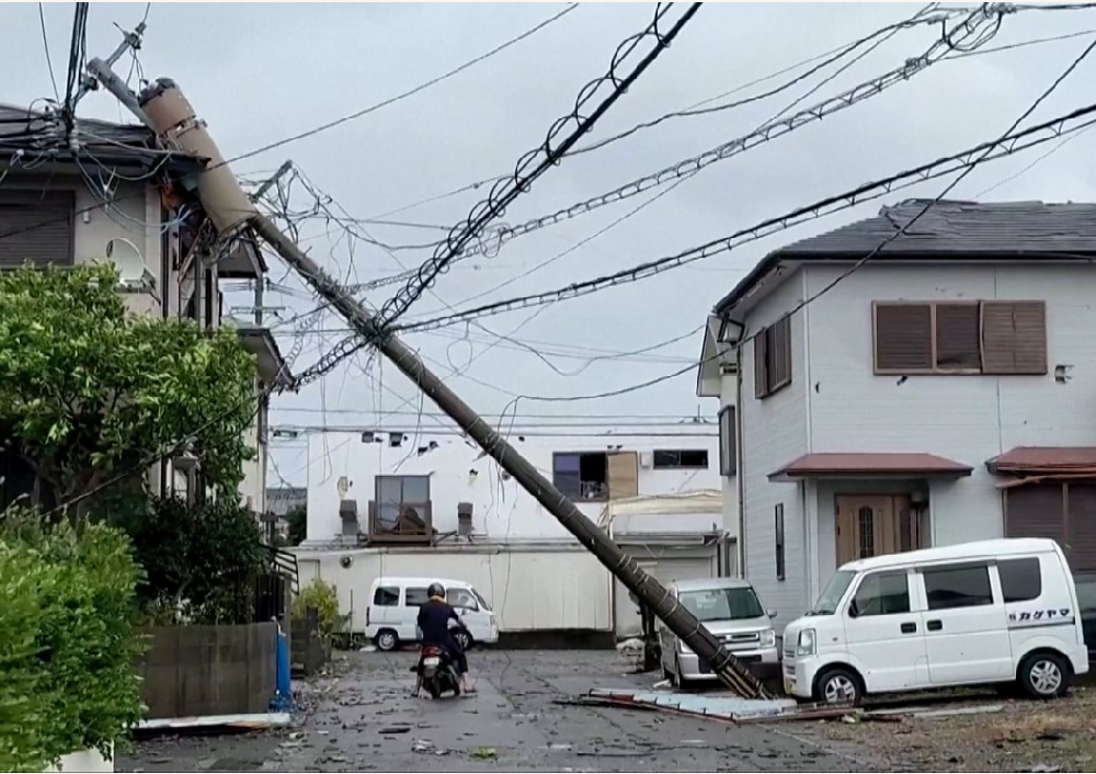 台风“珊珊”横扫日本九州 近百人伤