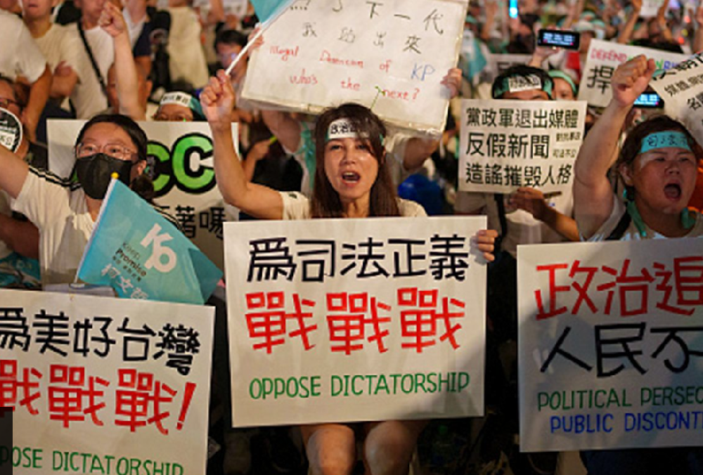 京华城弊案:民众党万人集会声援 ,柯文哲律师声明不抗告
