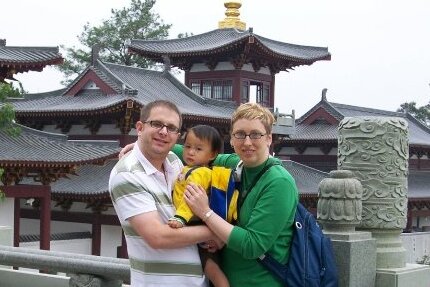 格雷厄姆·特鲁普（左）、琼·卡贝奇-特鲁普和艾米·卡贝奇，2008年摄于中国。卡贝奇记得，第一次见到自己的女儿时，她不停地哭闹。