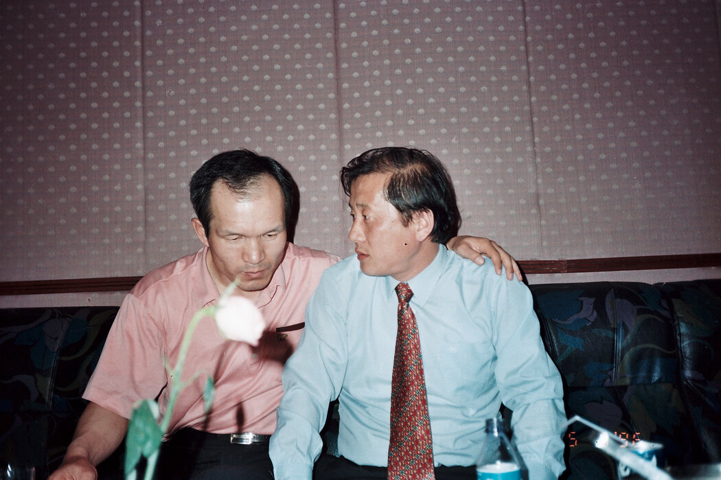 朴采书与朝鲜劳动党贸易官员李哲在一起，李哲是朴在潮在朝鲜的主要联系人。