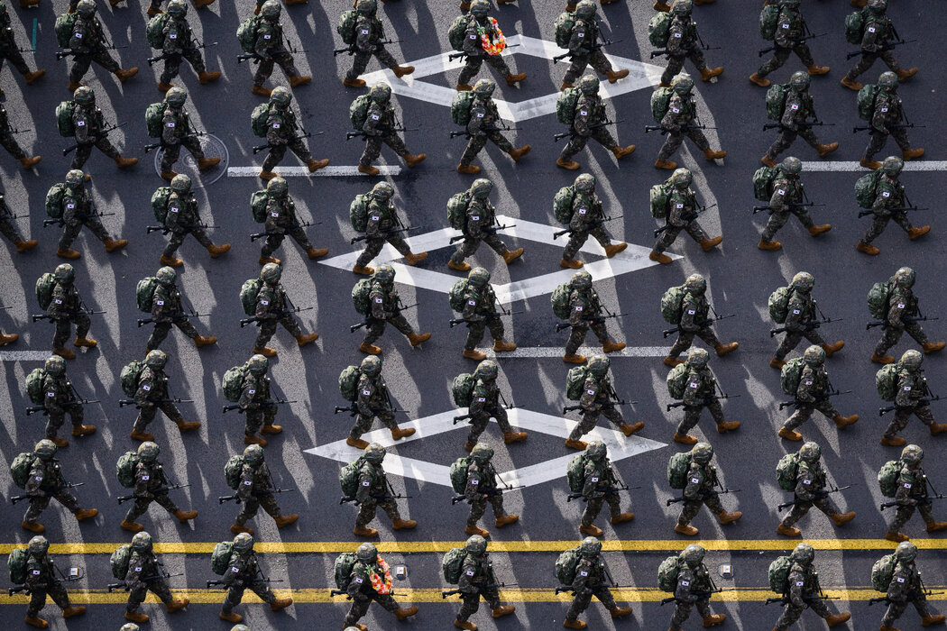 本月首尔阅兵式上的韩国士兵。