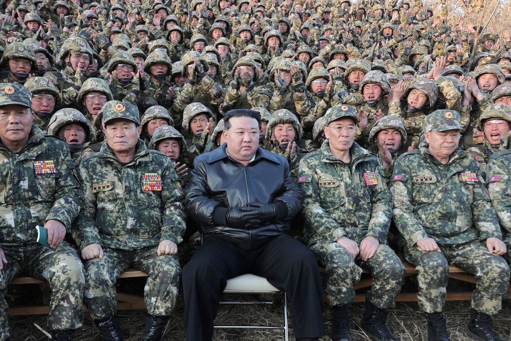 朝鲜的国家宣传呼吁 “武装全民”，以“血肉铸成的步枪和炸弹”保卫金正恩。这张由国家媒体发布的图片显示的是他3月份在一个军事基地的情景。