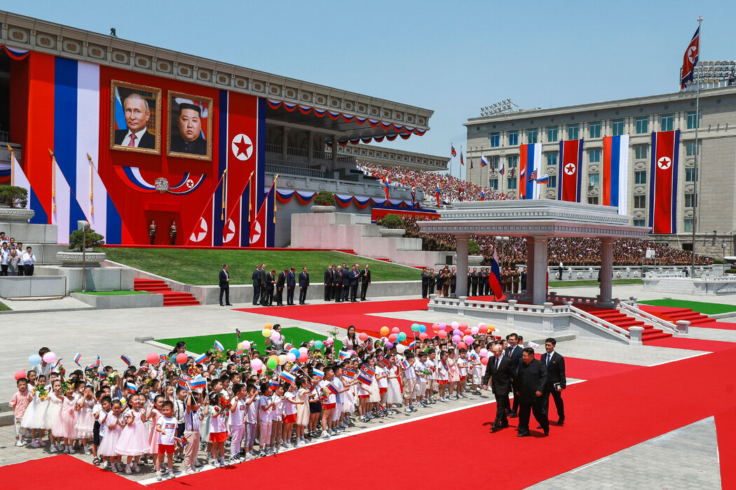 6月，普京和金正恩先生在平壤为俄罗斯总统举行的官方欢迎仪式上，照片由俄罗斯官方媒体发布。