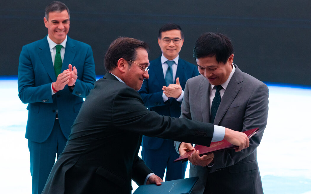 西班牙外交大臣阿尔瓦雷斯（后左）与中国外交官一起出席西班牙政府与中国远景能源公司签署协议的仪式。