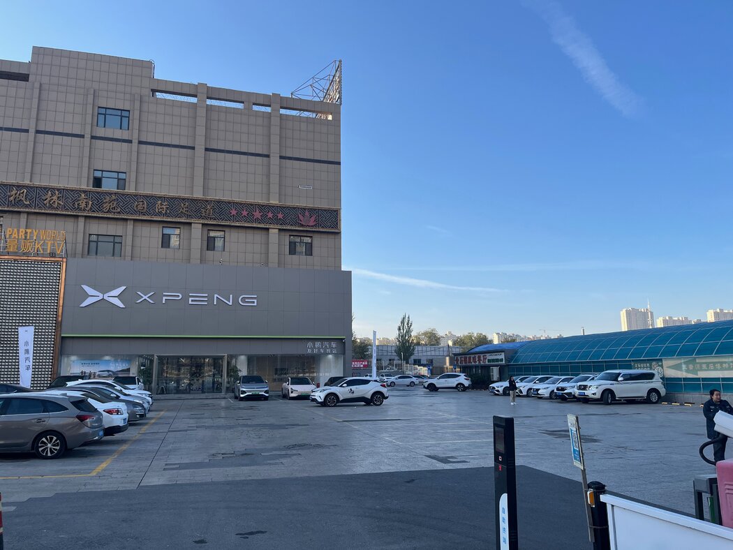 乌鲁木齐的一家小鹏汽车经销店。大众去年收购了中国电动汽车制造商小鹏4.99%的股份，双方开始一起研发电动汽车。