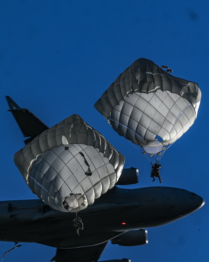 士兵们乘坐C-17飞机从阿拉斯加出发，跳伞进入夏威夷的相关区域。