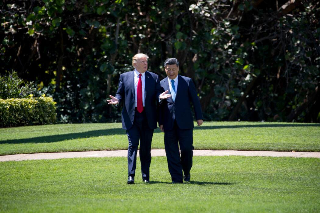 时任美国总统的特朗普在佛罗里达州棕榈滩的马拉阿歌庄园与中国最高领导人习近平见面，摄于2017年。
