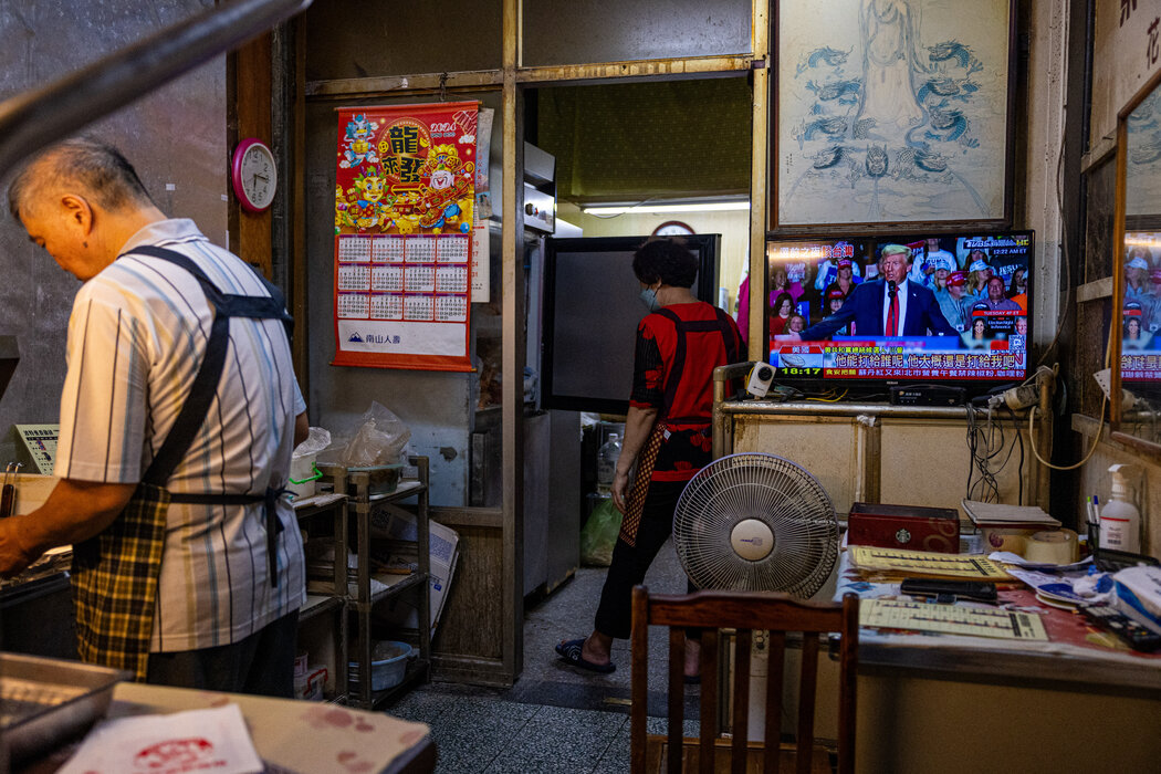 台北一家食肆的电视正在播放11月美国总统大选的新闻。赖清德为期一周的访问正值台湾政府试图搞清候任总统特朗普将给美国与台湾和中国的关系带来哪些变化之际。