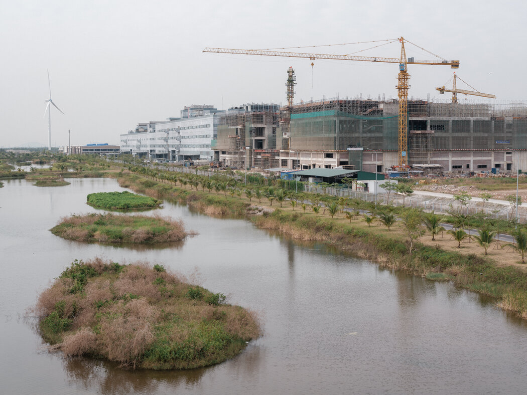 海防市DEEP C工业园的一家在建厂房。随着各大企业将生产转移出中国，越南已成为巨大赢家。