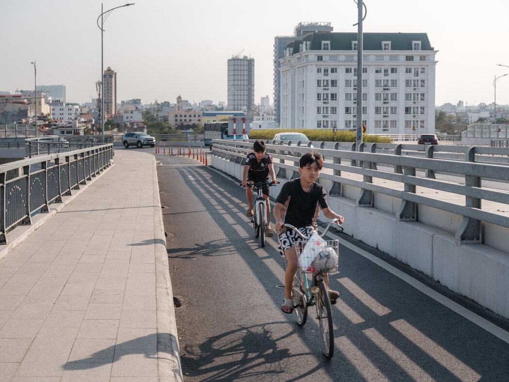 流经海防的河上建了新桥。