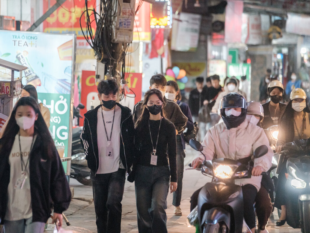 去上夜班的越南工厂工人。越南是贸易和投资的“连接国”。
