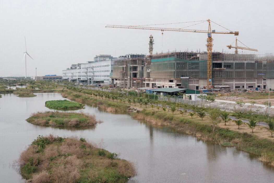 越南海防市的一家在建工厂。中国的全球出口激增，美国与越南和其他国家的贸易逆差也在不断扩大。