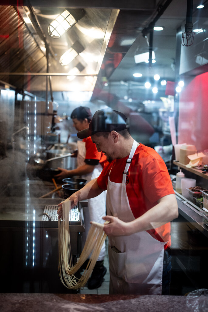 Tangy Noodle的主厨，这家餐馆是曾在庇护所住过的移民开的。